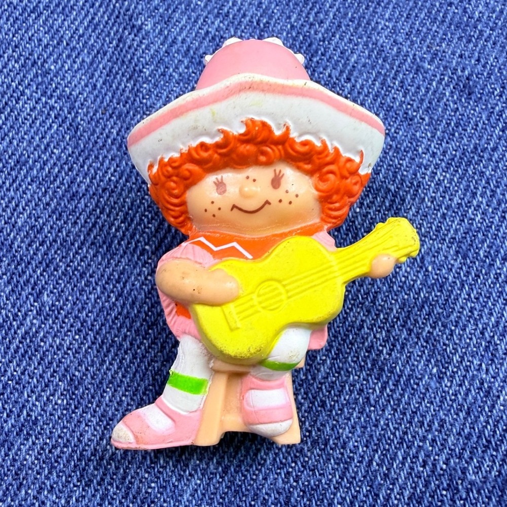 Vintage 1983 Strawberry Shortcake Cafe Ole PVC Figure Guitar Sombrero AGC 83